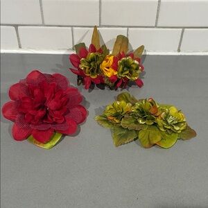 Set of Floral Hair Clips in Red and Green